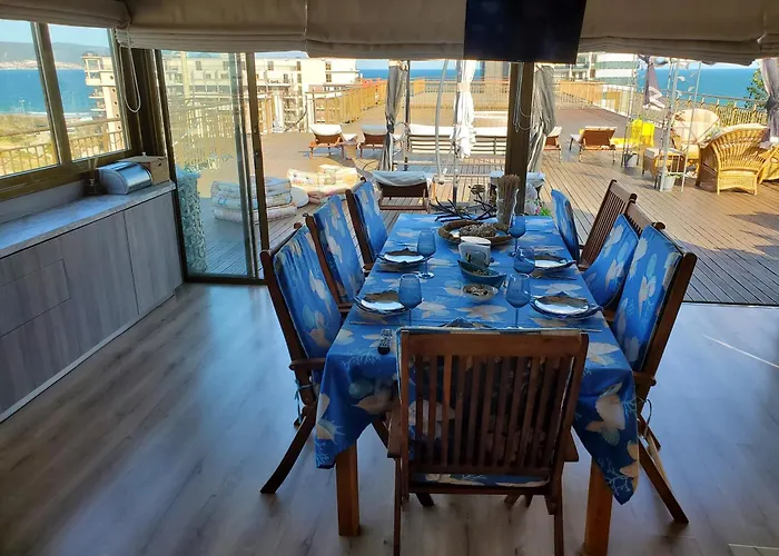 Sea View Luxury Penthouse דירה